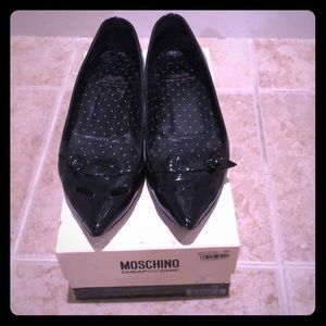 Absolutely fabulous Moschino patent black flats